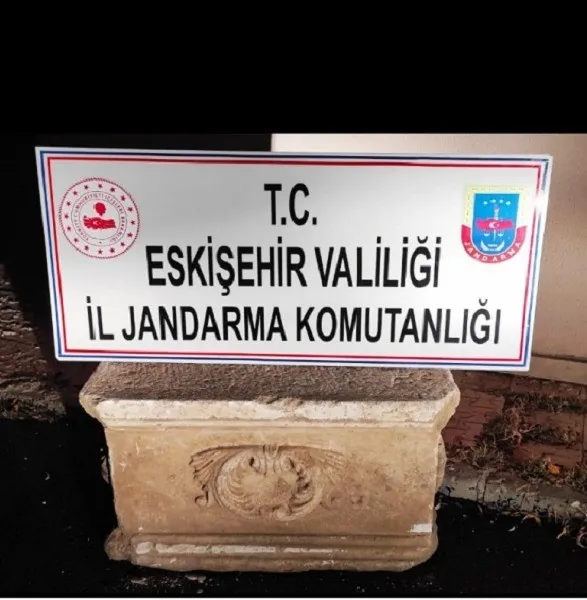 tarihi-eser-operasyonu-roma-donemine-ait-lahit-ele-gecirildi-1636704227003.jpg Tarihi eser operasyonu! Roma dönemine ait 'Lahit' ele geçirildi-1