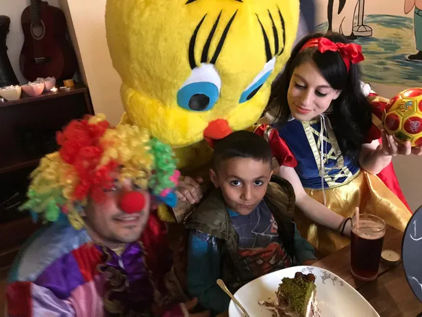 Diyarbakır'da okul harçlığı için sokaklarda simit satan küçük Taylan’a doğum günü sürprizi-5