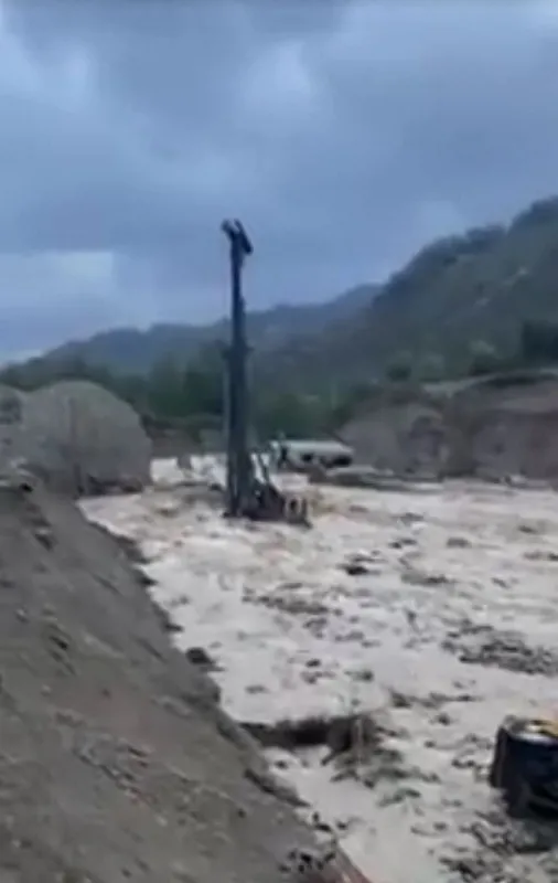 giresunda-sel-5-askerin-sehit-oldugu-yolun-santiyesi-de-sular-altinda-kaldi-1604655189424.jpg Giresun'da sel: 5 askerin şehit olduğu yolun şantiyesi de sular altında kaldı-5