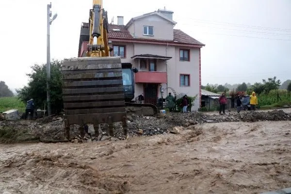 Son dakika: Yola çıkacaklar dikkat: TEM Otoyolu'nda heyelan! Ankara-İstanbul yönü trafiğe kapandı-8