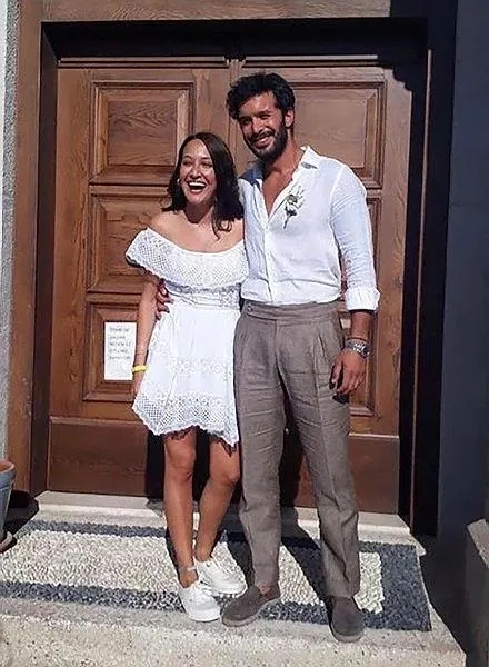 evlilikte-kriz-var-iddlari-cikan-baris-arduc-ve-gupse-ozay-cift-1652644643648.jpeg Barış Arduç Gupse Özay'la aralarında sorun olduğu iddialarına noktayı koydu!-4