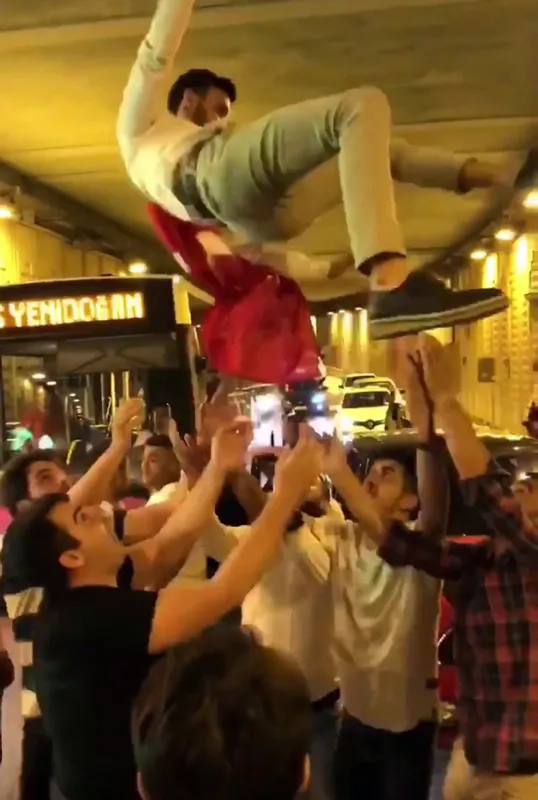 İstanbul'da tepki çeken görüntüler! Magandalar tünel kapatıp havaya ateş açtı-6