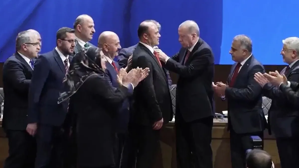 CHP ve YRP'den istifa edip AK Parti'ye geçtiler! Başkan Erdoğan 4 belediye başkanına rozeti taktı