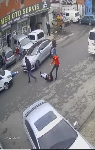 Son dakika: Esenyurt'ta 1'i polis 3 kişinin vurulduğu an kamerada! Yaralıları yerde tekmelediler