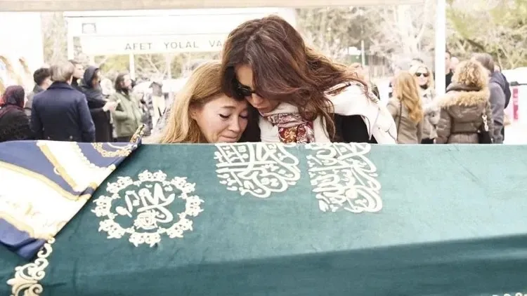 1776158220890.jpeg Ünlülerin menajeri Selin Boronkay’ın annesinin ölümüyle ilgili şok iddia: Kamera kayıtları sonrası mezar açıldı-3
