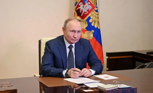 putin-imzaladi-rusyadan-yaptirimlara-karsi-hamle-urun-ve-ham-madde-ticaretini-kisitladi-1646770085933.jpeg
