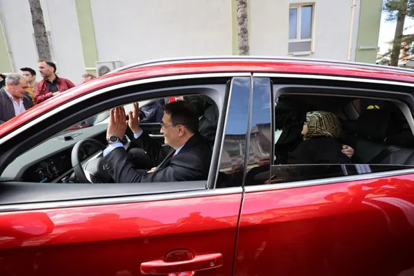 gulistan-teyzenin-yuzleri-gulduren-togg-yolculugu-bakan-donmez-sofor-koltugunda-1681416148663.jpg Gülistan Teyze’nin yüzleri güldüren Togg yolculuğu: Bakan Dönmez şoför koltuğunda-3