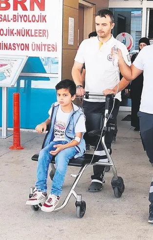 Kumanda pilini yuttu