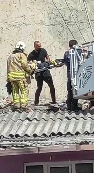 1629463200667.jpg Dengesini kaybetti yan binanın çatısına düştü! Sultangazi'de ekipleri seferber eden olay-1