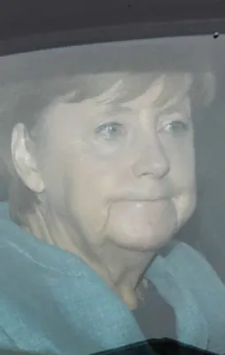 Takma dişlerini unutmuş gibi!