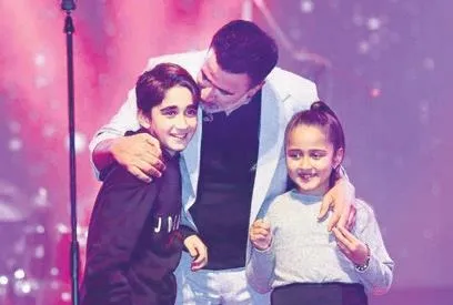 OĞLUYLA DÜET Oğluyla düet yaptı