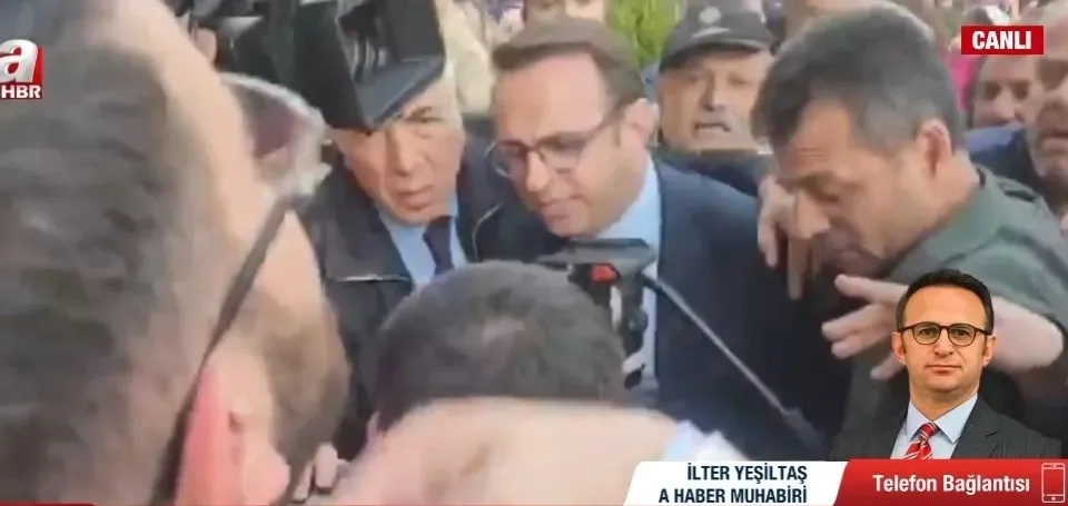 chp-binasi-onunde-a-haber-muhabirine-cirkin-saldiri-1779383490596.jpeg “Dışarı” sloganları sonrası arbede: A Haber muhabirine CHP'lilerden çirkin saldırı! "Partililer galeyana getirdi"-2