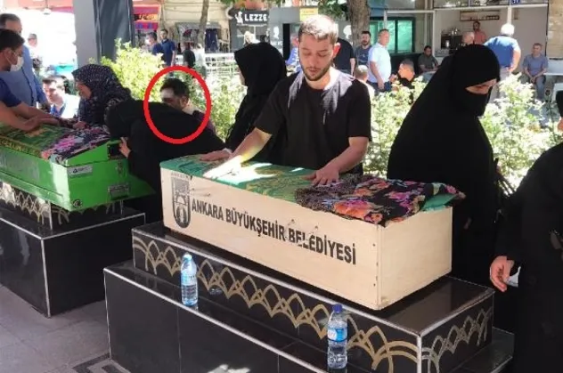 Yaralı halde eşi ile 5 yaşındaki kızının cenazesine katıldı