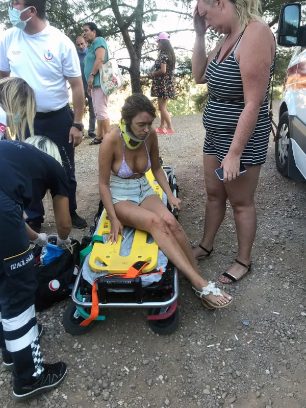 iskoc-turistler-olumden-dondu-35-metrelik-ucuruma-yuvarlandilar-1633459856961.jpg İskoç turistler ölümden döndü! 35 metrelik uçuruma yuvarlandılar-3