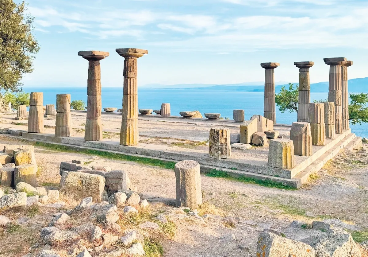 masmavi-koylardan-antik-kentlere-1786568680142.jpeg Ege'nin en güzel rotaları: Antik kentlerden masmavi koylara, lezzet duraklarından gizli cennetlere-5