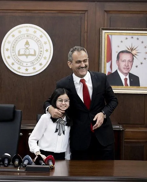 Milli Eğitim Bakanı Mahmut Özer koltuğunu 10 yaşındaki Yağmur Sena'ya devretti-2