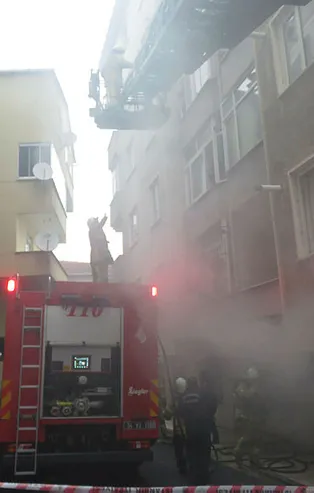 Ümraniye'de can pazarı! Yangından böyle kurtarıldılar