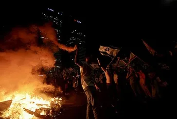 6'lı koalisyon İsrail'i iç savaşa sürüklüyor! Netahyahu'dan geri adım: Tartışmalı yargı reformunu erteledi! Göstericiler vazgeçmiyor