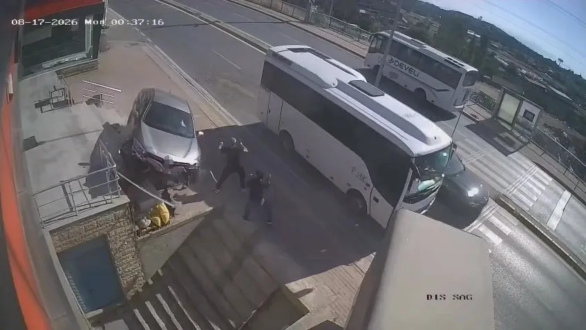 1787080689296.jpeg Kocaeli'de facianın eşiğinden dönüldü! Otomobil merdiven boşluğuna uçtu-1