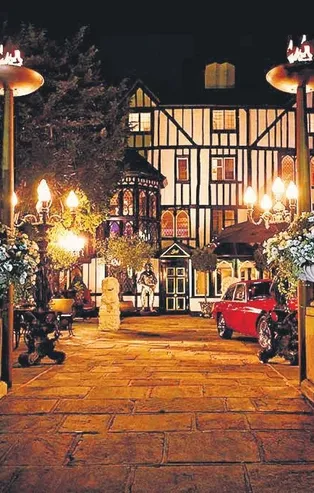 Sağlık çalışanlarına ücretsiz yemek sağlayan restoran sahibine Joey Essex ve Aisleyne Horgan'dan destek