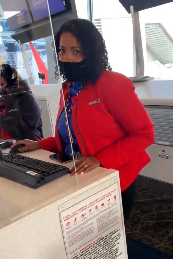 bizde-olsa-laikci-solcu-zihniyet-ayaga-kalmisti-dekolten-var-dediler-ucaktan-indirdiler-1602447809622.jpeg Bizde olsa laikçi-solcu zihniyet ayağa kalkmıştı! Dekolten var dediler uçaktan indirdiler-3