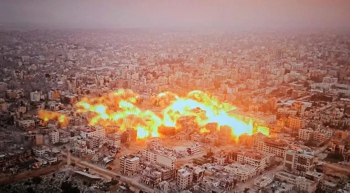 geriye-sadece-toz-yigini-kaldi-katil-israil-gazzenin-er-rimal-mahallesini-yok-etti-1703194389502.jpeg Geriye sadece toz yığını kaldı! Katil İsrail, Gazze'nin er-Rimal Mahallesi'ni yok etti-3