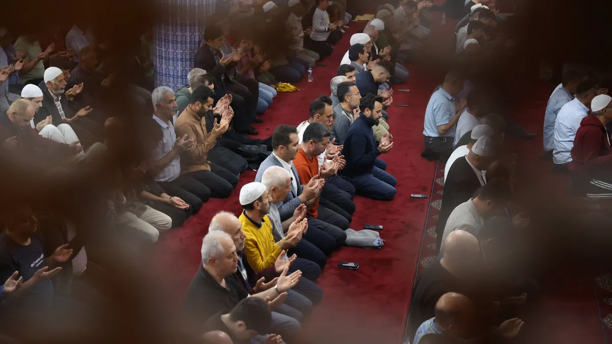 Dua ve tövbelerin kabul edildiği kutlu gecede eller semaya açıldı! İşte Türkiye’den Kadir Gece’sine özel kareler...