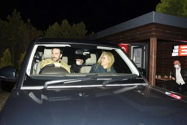 sevgilisi-nazim-akmandil-ile-evlenecegini-soyleyen-burcu-esmersoyun-fotografi-sosyal-medyayi-ikiye-boldu-yuzug-1652643089660.jpeg Nazım Akmandil ile evleneceğini söyleyen Burcu Esmersoy'un paylaşımı sosyal medyayı ikiye böldü! Aşkının taktığı tektaşı...-3