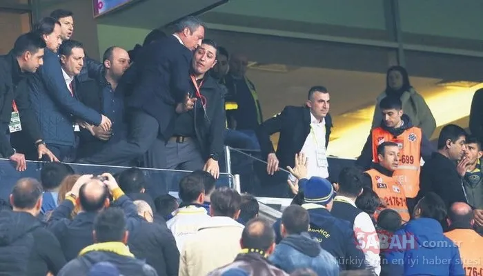 Son dakika Fenerbahçe haberleri: Ali Koç taraftarların arasına atladı! Dünya basınında gündem oldu