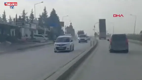 Kamyonun açık kalan damperi trafik lambasına çarptı: O anlar kamerada