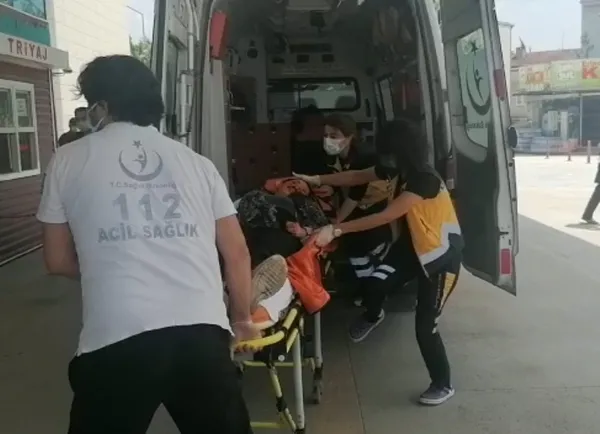 bosanma-asamasinda-oldugu-esini-calistigi-lisenin-icinde-bogazindan-ve-karnindan-bicaklayarak-katletti-1623945919011.jpg Boşanma aşamasında olduğu eşini çalıştığı lisenin içinde boğazından ve karnından bıçaklayarak katletti-2