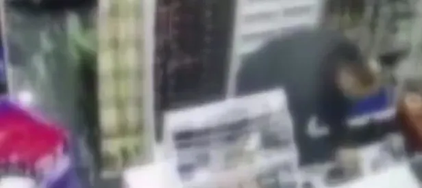 Polisi karşısında gördü dükkanı ateşe verdi