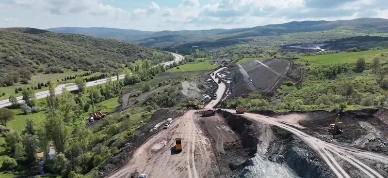hizli-tren-turkiyeyi-sariyor-ankara-samsun-yolculugu-25-saat-surecek-1780650769246.jpg Hızlı tren Türkiye'yi sarıyor: Ankara-Samsun yolculuğu 2,5 saat sürecek-7