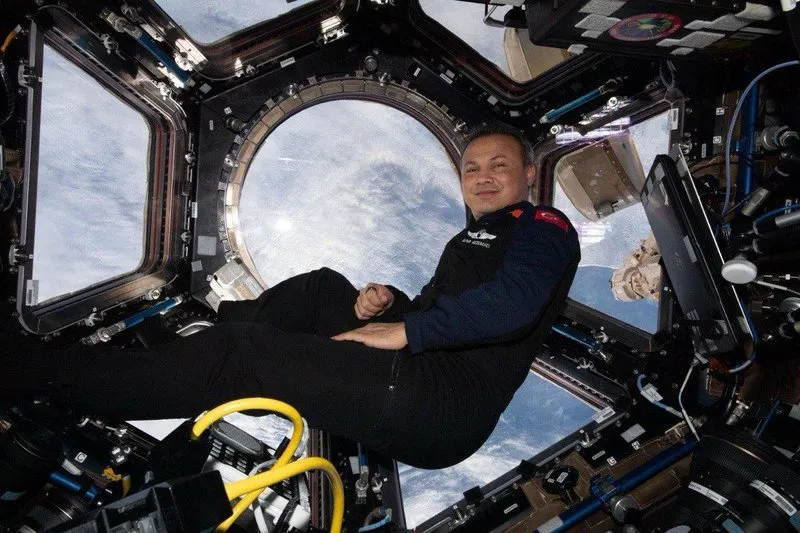 Türkiye'nin ilk astronotu Alper Gezeravcı, Uluslararası Uzay İstasyonu'nda geçirdiği 18 günün ardından Türkiye'nin insanlı ilk uzay bilim misyonunu tamamlayarak 9 Şubat'ta dünyaya iniş yapmıştı