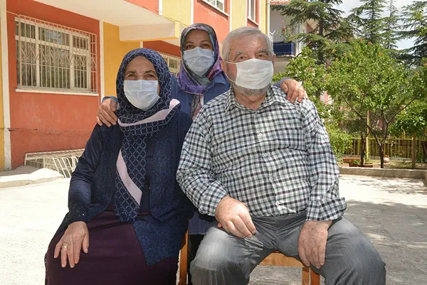 ankarada-koronavirusu-38-gunde-yenen-yasli-adam-gencleri-uyardi-hastalik-yok-zannediyorlar-ama-her-yerde-1593503656954.jpg Ankara'da koronavirüsü 38 günde yenen yaşlı adam gençleri uyardı: 'Hastalık yok' zannediyorlar ama her yerde-2