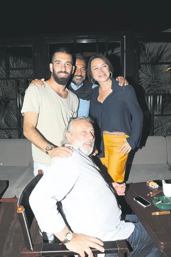 Oyuncu Demet Akbağ'ın eşi Zafer Çika'nın cenaze törenine katılmayan Arda Turan açıklama yaptı-1