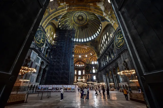 ayasofya-ibadete-acildi-mi-ne-zaman-ibadete-acilacak-ayasofya-anlami-nedir-1594385757676.jpg