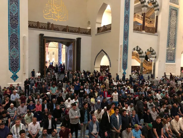 İstanbul'da ilk teravih namazı kılındı!-3