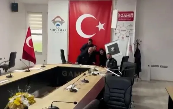 kahramanmarasta-felaket-bakan-adil-karaismailoglu-depreme-yakalandi-1675686010108.jpg Kahramanmaraş'ta felaket! Bakan Adil Karaismailoğlu depreme yakalandı-2