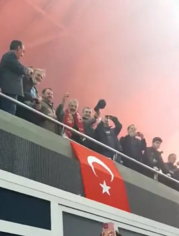 Hazine ve Maliye eski Bakanı Berat Albayrak ve babası Sadık Albayrak Trabzonspor’un şampiyonluğuna böyle sevindi