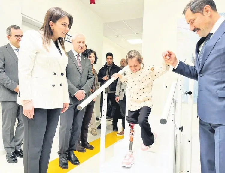 Depremde ailesini ve bacağını kaybeden Zeynep Koyun protez ile yürümeye başladı