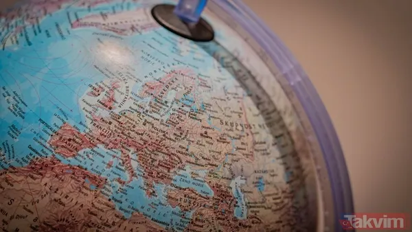 Bu Hareketler, "Gerçek Kutup Dolaşımı" Olarak Bilinen Ve Dünya'nın Kütle Dağılımındaki Değişimlerden Kaynaklanan Milyonlarca Yıllık Yeniden Dengelenme Süreciyle...