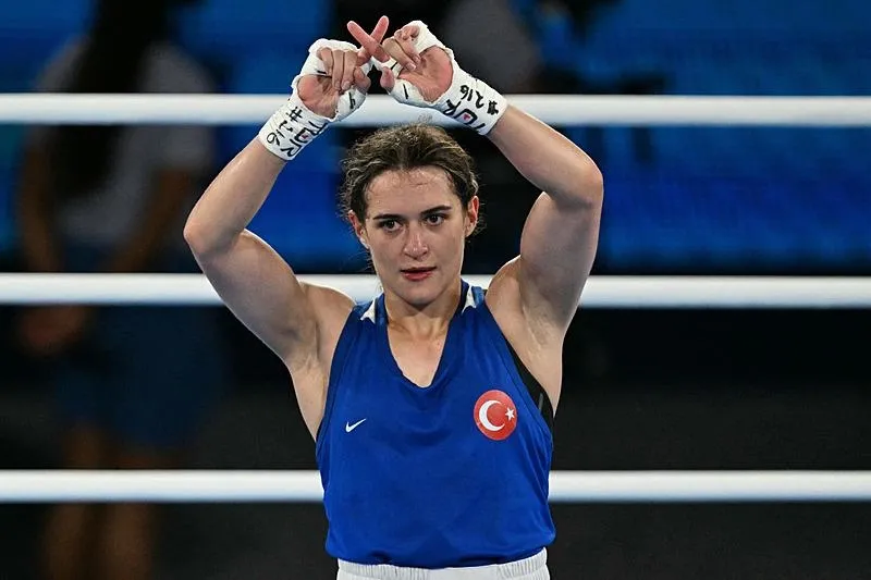 Milli boksörümüz Esra Yıldız Kahraman Paris 2024'te bronz madalyanın sahibi oldu: LGBT terörüne tepki gösterdi!-8