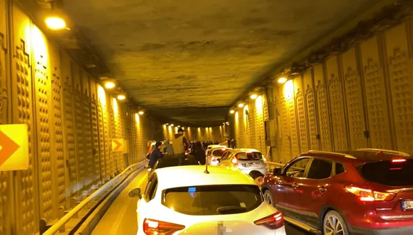 umraniyede-yine-bir-olayli-asker-eglencesi-trafik-magandalari-alt-gecidi-kapatti-1643613347562.jpg Ümraniye’de yine bir olaylı asker eğlencesi! Trafik magandaları alt geçidi kapattı-3