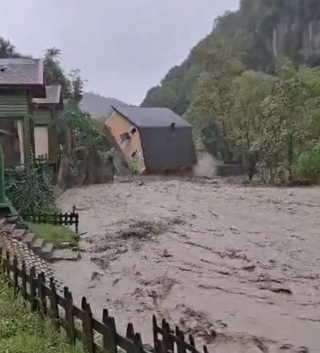 1792059848554.jpg Sakarya Sapanca’da sağanak sonrası dere taştı: İki katlı evin yıkıldığı anlar kameraya yansıdı-3