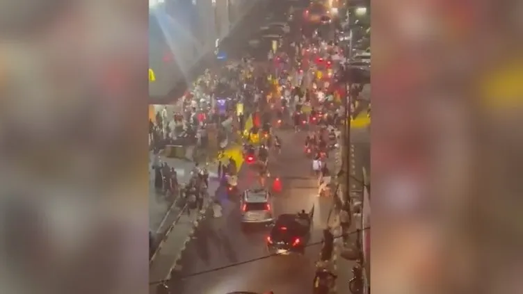 Lübnan'da halk McDonald's mağazalarına saldırdı!