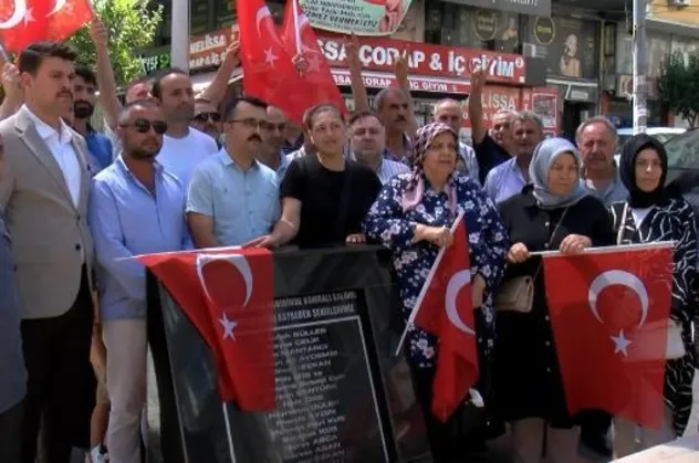 PKK'nın Güngören'deki bombalı saldırısında hayatını kaybedenlerin yakınları anıt önünde toplandı: "Devlet vatandaşlarının kanını yerde bırakmaz"