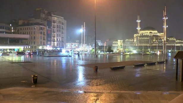 İstanbul'da aniden bastıran sağanak yağış bir çok yerde hayatı felç etti-5