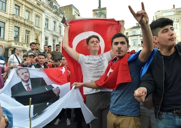 Brüksel'de Erdoğan'a sevgi gösterisi-1