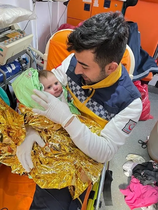 107 saat sonra enkazdan kurtarılmıştı! 2 aylık bebeğin yeni görüntüsü yüzleri güldürdü: Bakan Koca sağlık durumunu paylaştı-6